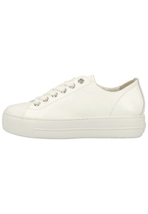 Weiße Leder-Sneaker mit glatter Textur, flachen Schnürsenkeln, runder Zehenkappe und dicke Plattformsohle. Verfügt über silberne Ösen und minimale Nähte.