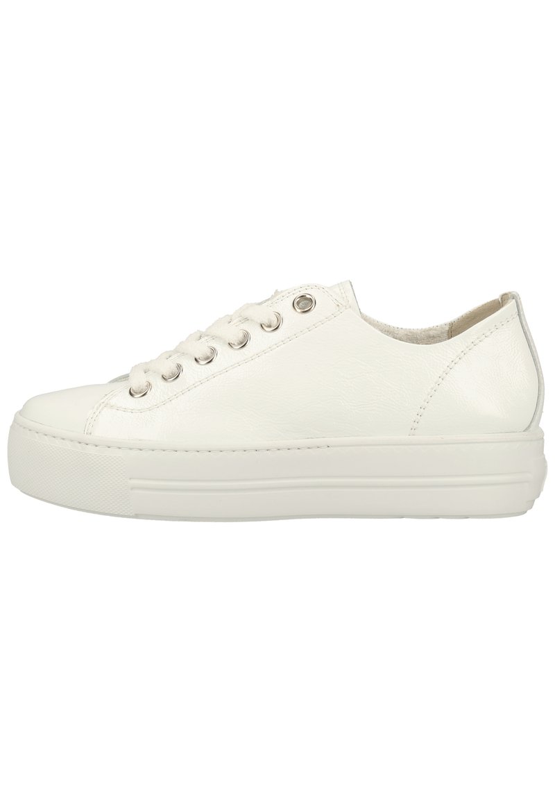 Sneakers bianchi in pelle con una superficie liscia, lacci piatti, punta tonda e una suola piatta spessa. Presentano occhielli argentati e cuciture minime.