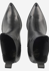 Bottines noires en cuir avec un bout pointu, des panneaux latéraux élastiques et une texture lisse ; dotées d'une languette à l'arrière pour un enfilage facile.