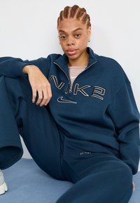Nike Sportswear LOGO - Ikdienas džemperis - armory navy/photon dust/(black)