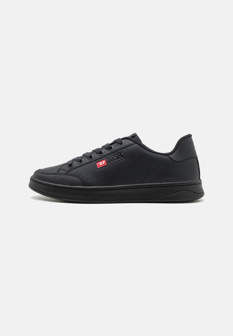 Baskets basses noires avec côtés perforés, bout à lacets et logo Diesel rouge sur le côté extérieur, sur fond blanc.
