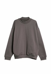 Grå sweatshirt med hög krage, avslappnad passform, sänkta axlar, ribbade ärmslut och nederkant. Sl ät textur med minimal varumärkesdetalj.