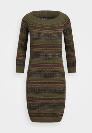 Robe-pull en maille vert olive avec des rayures horizontales à motifs violettes et beiges, manches trois-quarts et large encolure ronde.