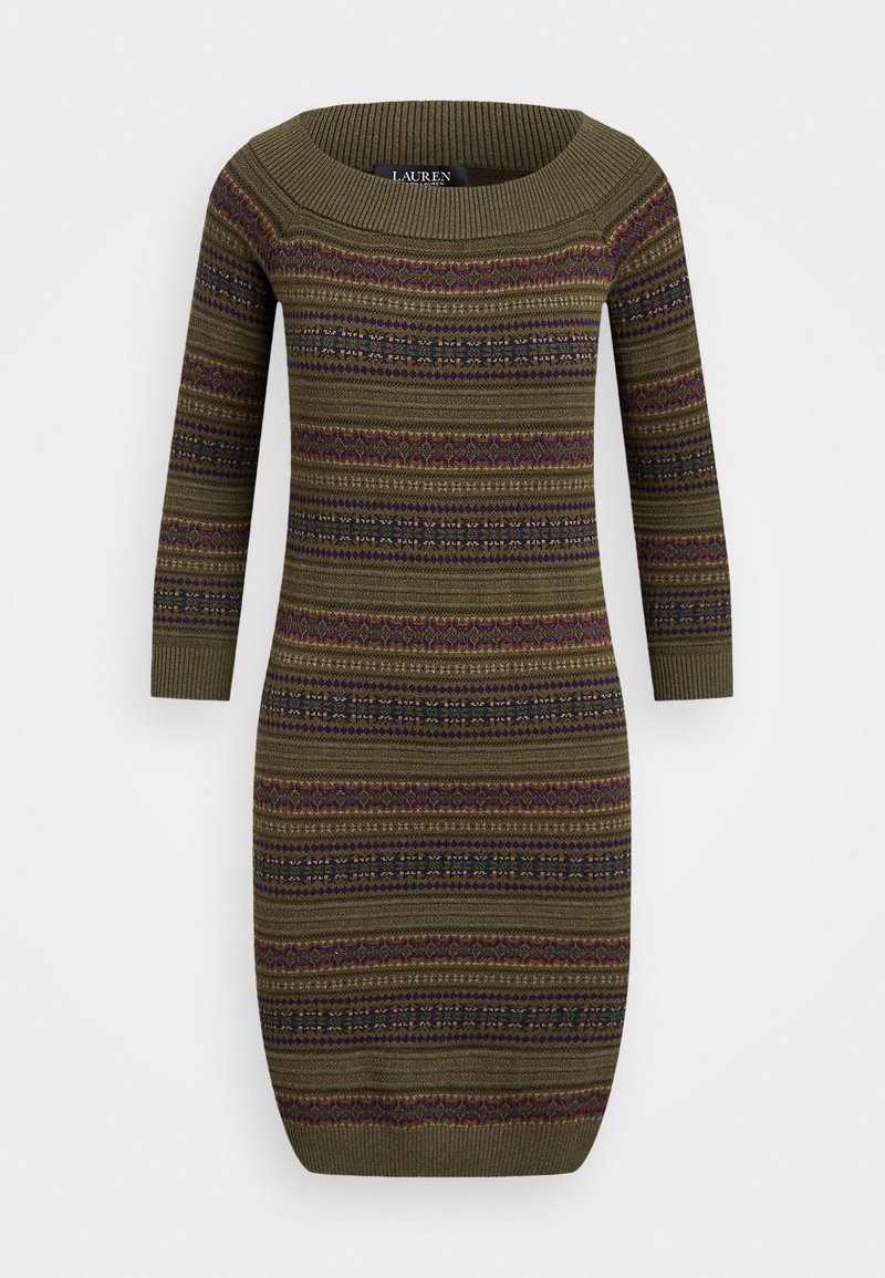 Robe-pull en maille vert olive avec des rayures horizontales à motifs violettes et beiges, manches trois-quarts et large encolure ronde.