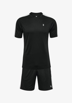 Schwarzes Sportbekleidungsset mit kurzen Ärmeln und Shorts. Verfügt über hellgraue Akzente an den Schultern. Hergestellt aus atmungsaktivem, leichtem Material.