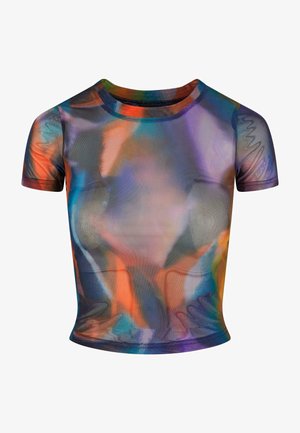 Top de manga corta de malla con un patrón abstracto colorido en tonos de naranja, azul y púrpura, con cuello redondo.