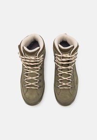 Olivgrüne Wanderschuhe mit einem strukturierten Wildleder-Obermaterial, beigem gepolstertem Kragen und mehrfarbigen Schnürsenkeln mit metallischen Ösen.