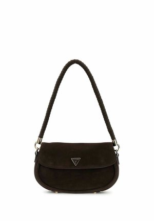 Petit sac à bandoulière en daim brun foncé avec rabat incurvé, poignée enveloppée et logo métallique Guess sur le devant.
