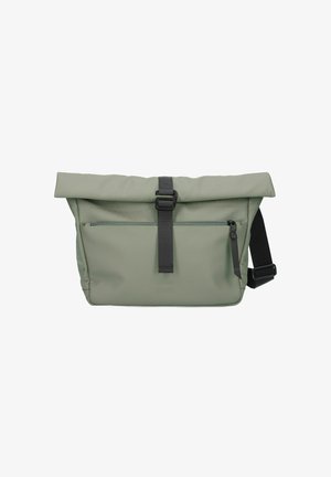 Borsa messenger a roll top verde grigio con hardware nero, tracolla regolabile, tasca frontale con zip e tessuto liscio e impermeabile.