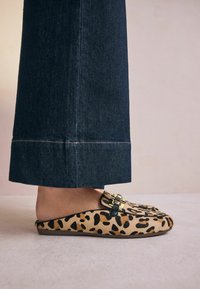 Next Slip-on sandaler - leopard