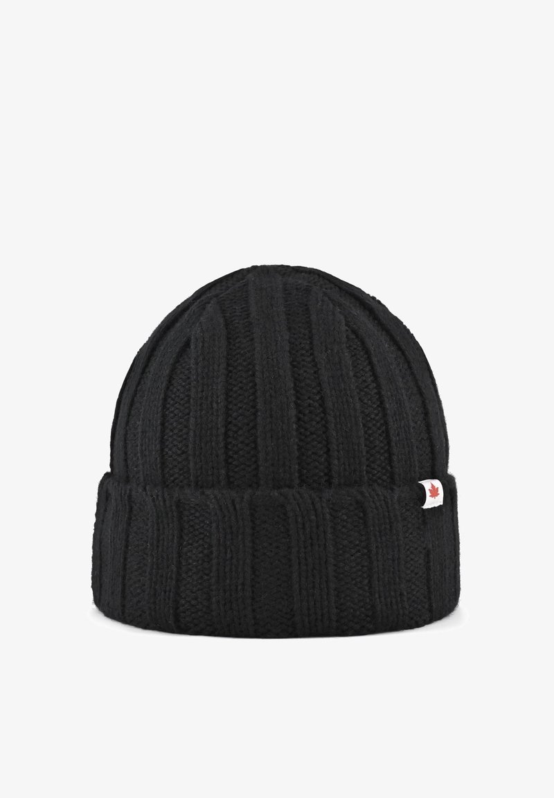 Gorro de punto negro con textura de canalé vertical. Con puño doblado en la base y una pequeña etiqueta roja y blanca con una hoja de arce en el lado.