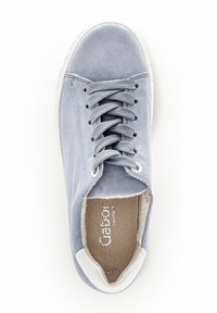 Sneaker in suede grigio chiaro con punta rotonda, suola in gomma bianca e lacci grigi. Presenta un rivestimento morbido e il logo impresso sulla soletta.