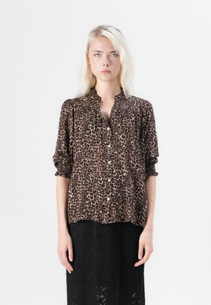 Brun og svart leopardmønstret bluse med krage, knappestolpe og rynkede ermer. Myk, lett stoff.