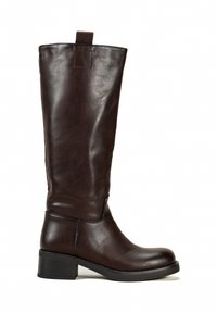 Botte en cuir marron montante avec une finition lisse, un bout rond et un talon bloc. Elle dispose d'une languette à l'arrière pour un enfilage facile.