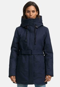 Parka isolante bleu marine avec col haut, taille cintrée, capuche à cordon de serrage et poches latérales. Le tissu a une finition lisse et mate.