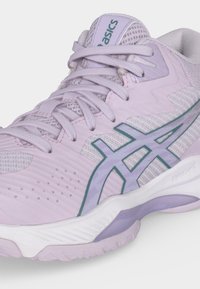 Ανοιχτό μωβ παπούτσι τρεξίματος Asics με δίχτυ, κορδόνια και λευκή σόλα με τεχνολογία FlyteFoam.