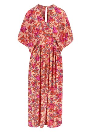 Długa jedwabna sukienka z różowo-czerwonym kwiatowym wzorem, krótkie szerokie rękawy, dekolt w kształcie litery V oraz marszczony pas.