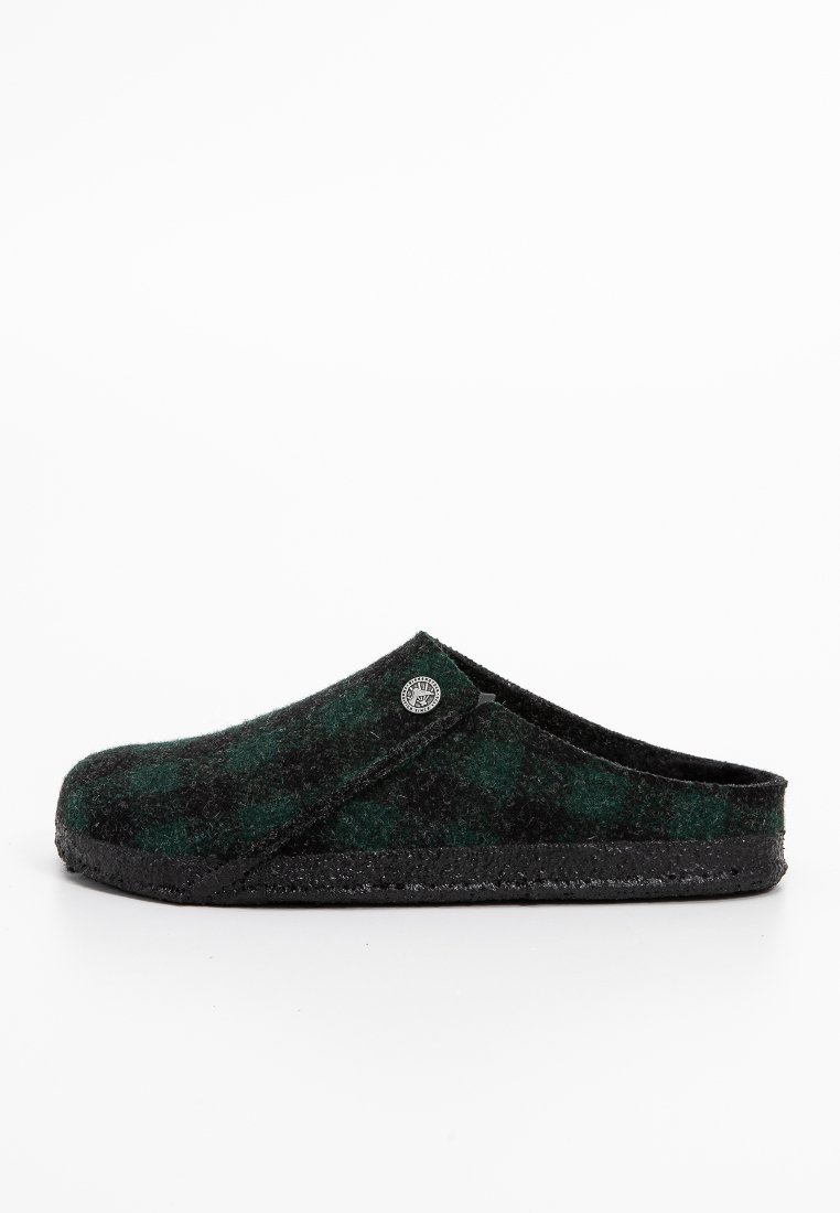 Filzschlupfschuh in dunkelgrün und schwarz kariert, mit runder Zehenpartie, stabiler schwarzer Sohle und einem runden Logoakzent.
