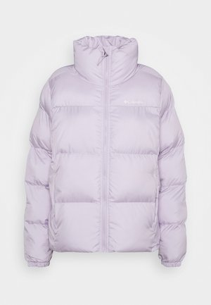 Jasnolawendowa kurtka puchowa z wysokim kołnierzem, pełnym zamkiem i elastycznymi mankietami. Posiada teksturę w kratkę oraz logo Columbii na klatce piersiowej.