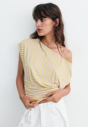 PULL&BEAR, GATHERED ASYMETRIC TOP - ASYMMETRIC TOP - T-shirt imprimé - mottled yellow