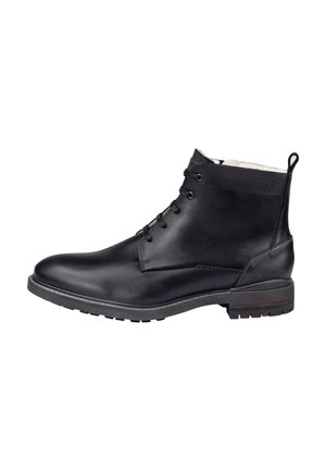 Botas de tobillo de cuero negro con textura suave, puntera redondeada y cordones en la parte delantera. Presenta una suela resistente y un acento marrón contrastante en el talón.
