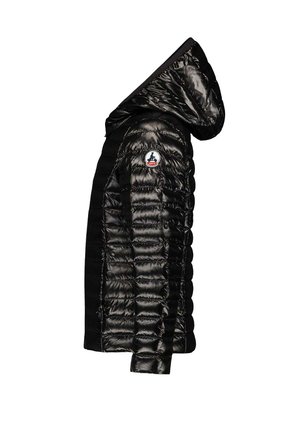 Chaqueta puffer negra con capucha, que presenta un diseño acolchado, tejido brillante y parche con logo en la manga izquierda.