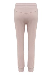 Hellrosa gerippte Jogginghose mit tailliertem Bein und Bündchen an den Knöcheln, von hinten auf weißem Hintergrund gezeigt.