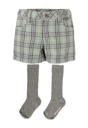 Pantalones cortos de cuadros verdes con cierre de botón y dos bolsillos frontales, combinados con calcetines grises acanalados de largo hasta la rodilla.