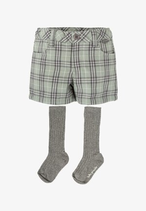 Pantalones cortos de cuadros verdes con cierre de botón y dos bolsillos frontales, combinados con calcetines grises acanalados de largo hasta la rodilla.