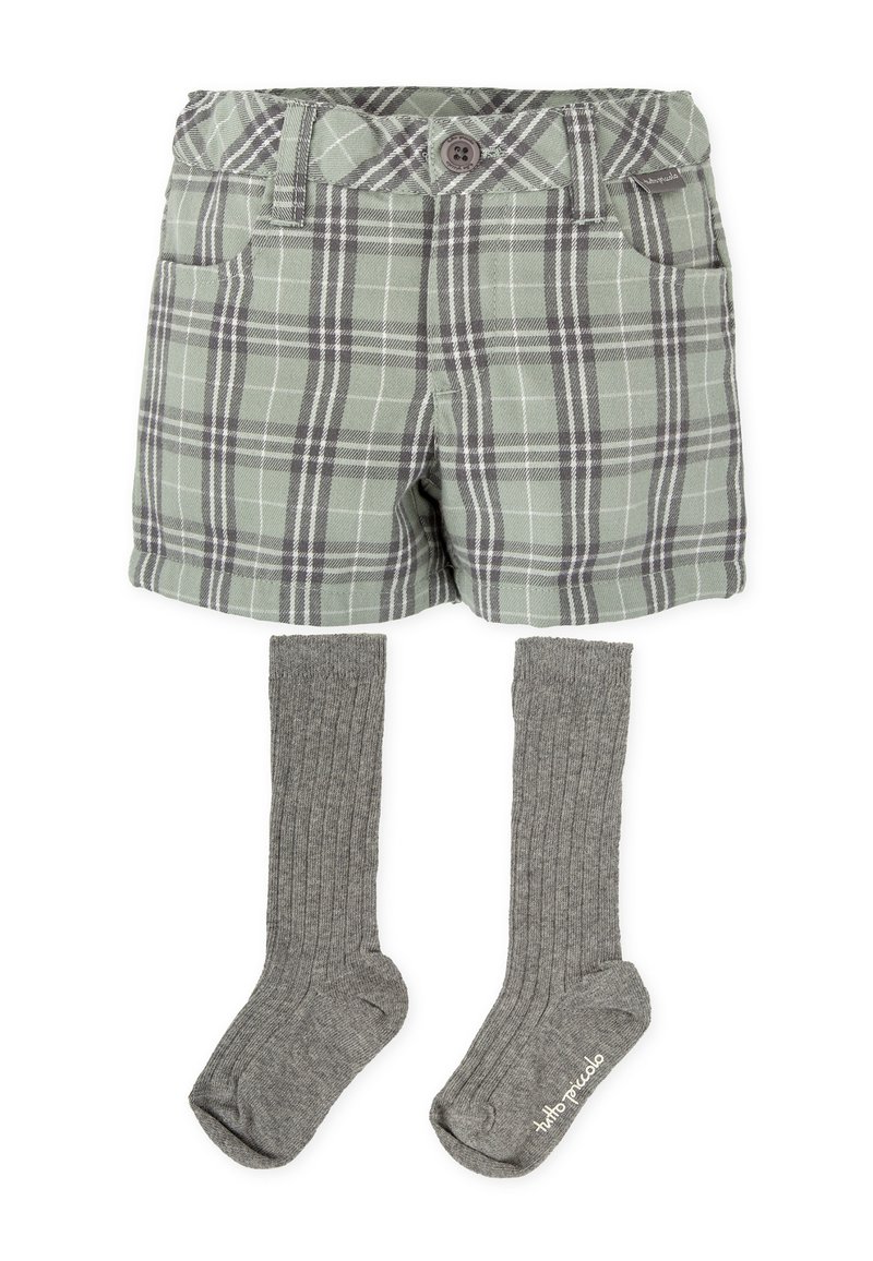 Pantalones cortos de cuadros verdes con cierre de botón y dos bolsillos frontales, combinados con calcetines grises acanalados de largo hasta la rodilla.