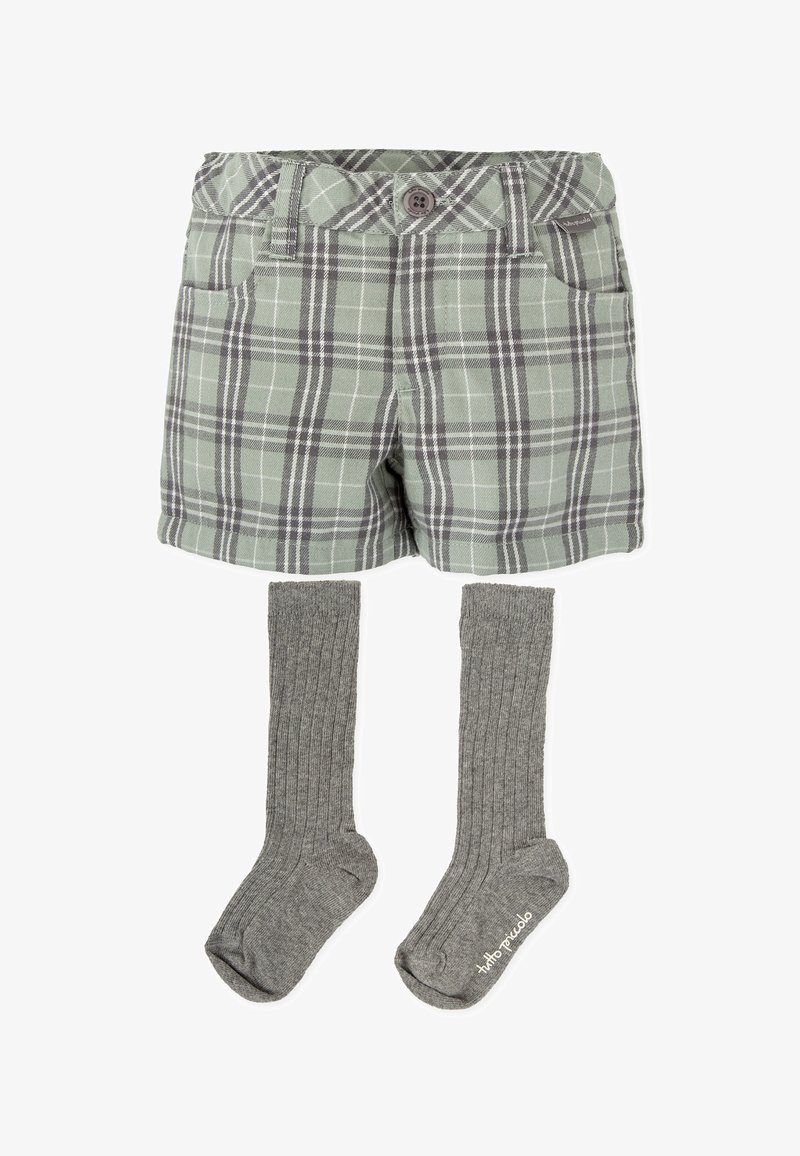 Pantalones cortos de cuadros verdes con cierre de botón y dos bolsillos frontales, combinados con calcetines grises acanalados de largo hasta la rodilla.