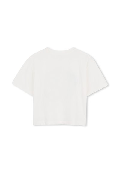 Prosty biały krótki T-shirt z krótkim rękawem i okrągłym dekoltem, przedstawiony na płasko na białym tle.