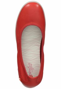 Ballerine rossa in pelle con punta arrotondata, bordatura elastica e finitura liscia. L'interno presenta un'unico con motivo a onde di colore rosa chiaro.