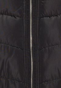 Cappotto Trapuntato ONLY ONLNEWELLAN – Giubbotto Invernale Con Cappuccio, 100% Poliestere Riciclato, Nero - 3