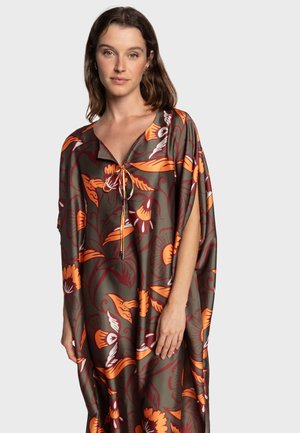Kaftan floral en vert olive, avec des motifs orange et blanc. Encolure en V avec cordon de serrage et coupe ample et fluide. Texture lisse.