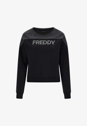 Czarna krótka bluza z długim rękawem z ciemnoszarym panelem na ramionach i tekstem "FREDDY" w małych białych kropkach na wysokości klatki piersiowej.