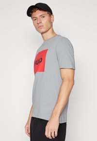HUGO DULIVE - Tričko s potlačou - medium grey