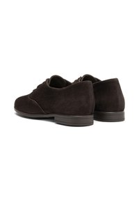 Pantofi din suede maro cu o textură netedă, formă rotundă, șireturi închise și toc de cauciuc jos. Design simplu, fără modele sau embellishments vizibile.