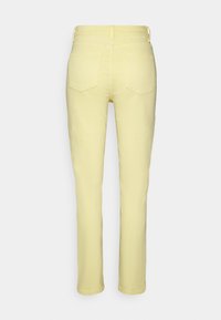 Jeans amarelos de algodão, de perna reta, com dois bolsos traseiros, passantes para cinto na cintura e uma textura suave. Projetados para um ajuste casual.