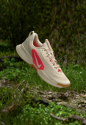 Nike ACG, JUNIPER - Παπούτσια για τρέξιμο σε μονοπάτια - light orewood brown/light orewood brown/light crimson/tough red/gum light brown