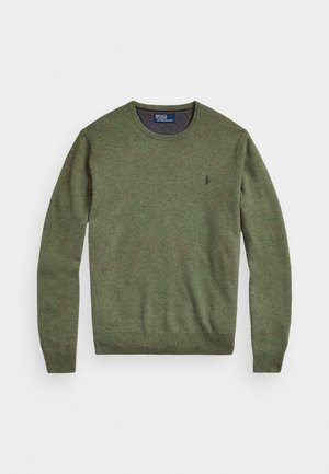 Pull vert olive à col rond avec manches longues, poignets et ourlet côtelés, comportant un petit logo brodé sur la poitrine gauche.