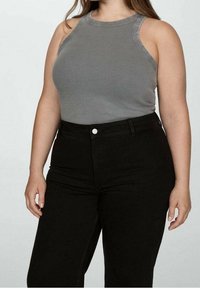 Top sin mangas de canalé gris con un escote redondo, combinado con jeans negros de cintura alta que presentan un cierre delantero con botón y bolsillos.
