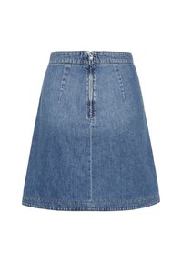 Jupe en denim avec un design évasé, longueur mi-cuisse, couleur bleu clair, coutures visibles et fermeture éclair au dos.