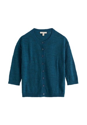 Ogrlična turkizno modra pletena jopica z gumbi spredaj in rokavi do tri četrtine dolžine, prikazana na belem ozadju.