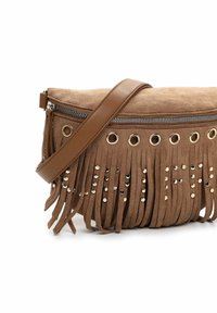 Borsa a tracolla in suede marrone con dettagli in frange, borchie in tonalità oro e chiusura con zip. Dotata di una tracolla marrone per un uso a spalla.