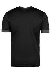 Camiseta deportiva negra con una textura suave, mangas cortas y detalles en gris a lo largo del cuello y las mangas. Detalle de malla en la parte trasera visible.