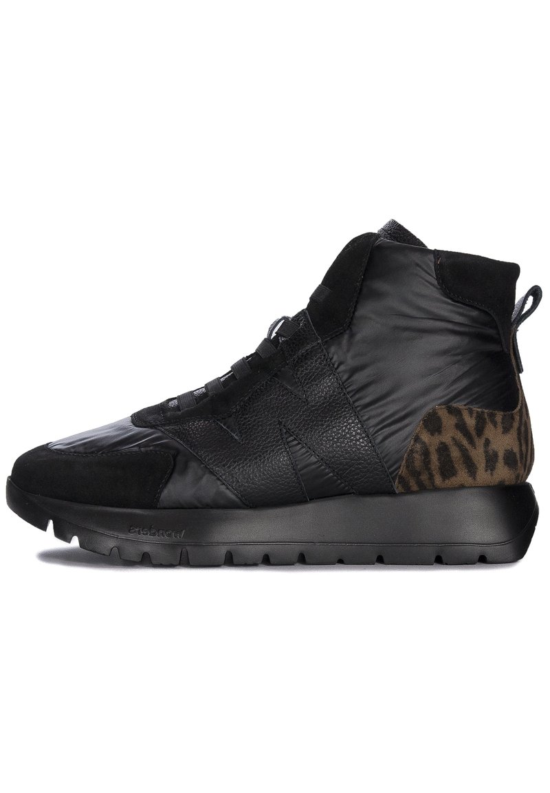 Zapatillas altas negras con texturas mixtas, que presentan piel, gamuza y acentos de estampado de leopardo en el talón. Suela de goma gruesa.