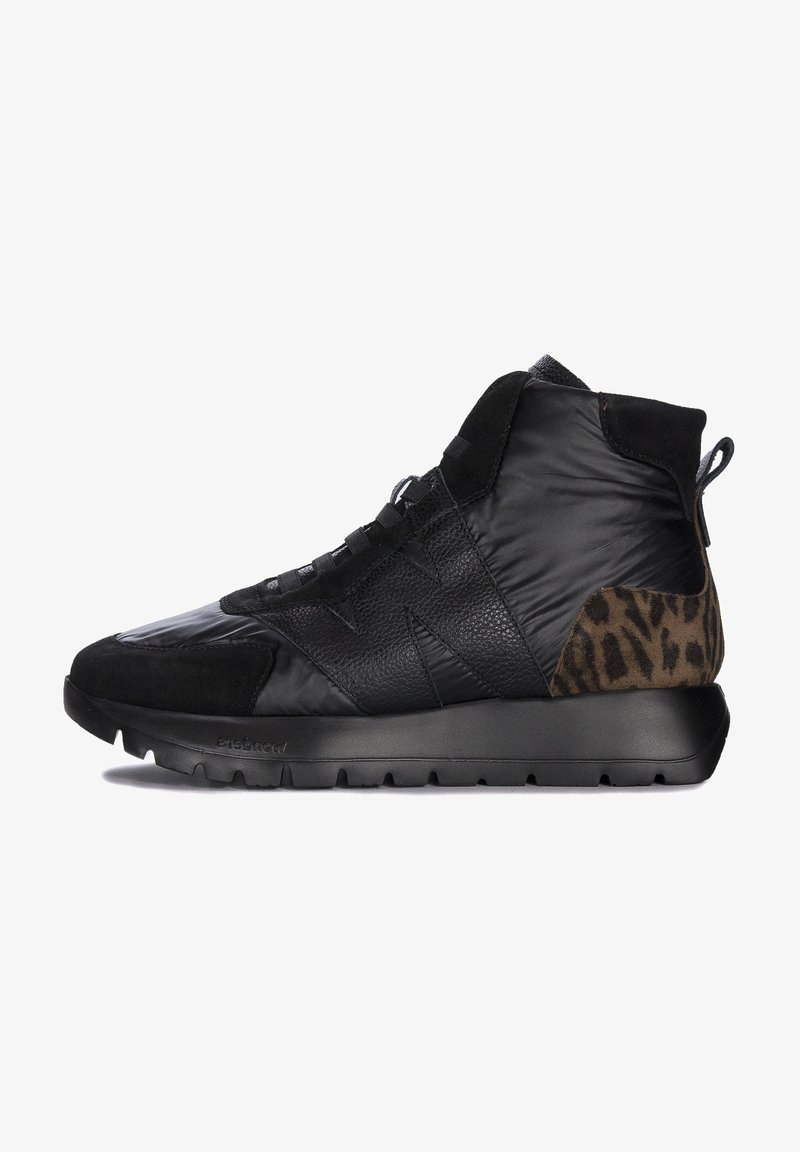 Schwarze High-Top-Sneaker mit gemischten Texturen, versehen mit Leder, Wildleder und leo-musternden Akzenten an der Ferse. Dicke Gummisohle.