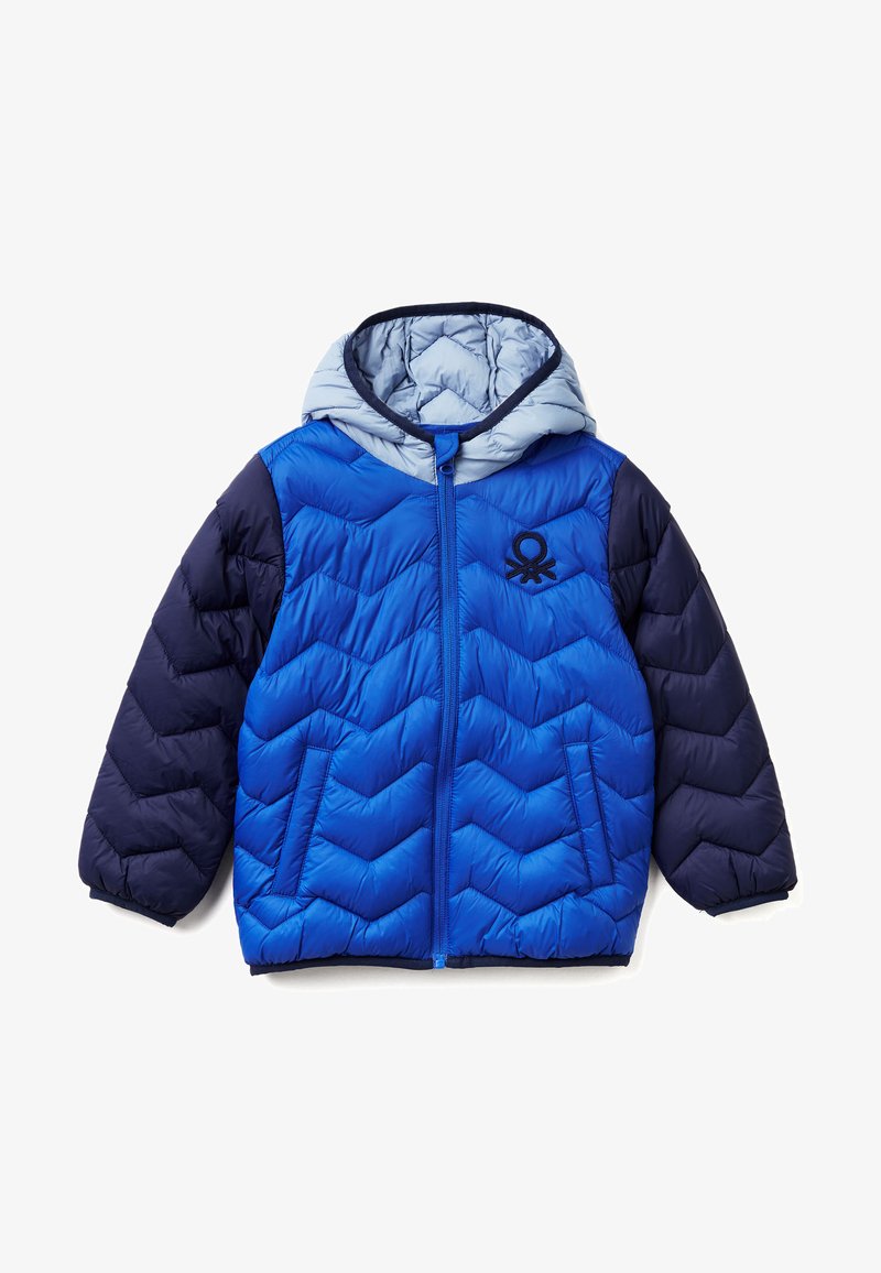 Padded bunda s překříženým prošíváním v odstínech modré, s světle modrou kapucí a tmavě modrými rukávy. Zapínání na zip a kapsy.
