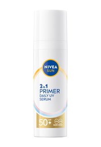 NIVEA Sun 2-in-1 Primer Daily UV Serum in einer weißen zylindrischen Flasche mit blauen, goldenen und rosa Akzenten. SPF 50+ deutlich sichtbar.